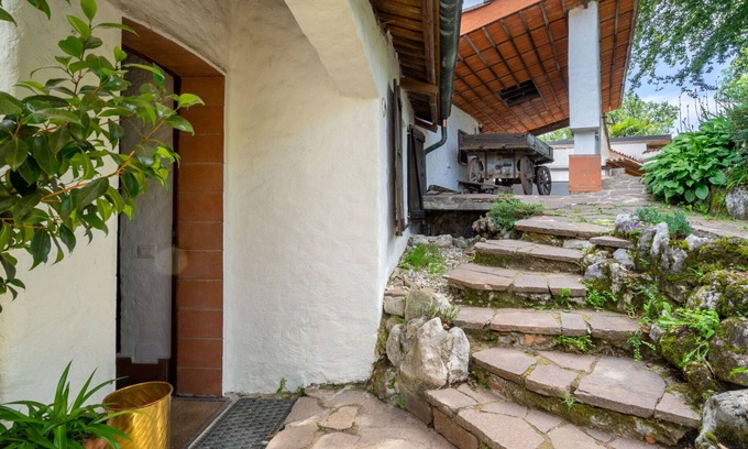 Leggiuno House | Cosy apartment in villa for 6 guests with TV, terrace and pets allowed