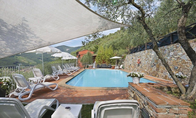 Cascine-La Croce Villa | Cosy apartment in villa for 6 people with WIFI, pool, TV, patio and pets allowed