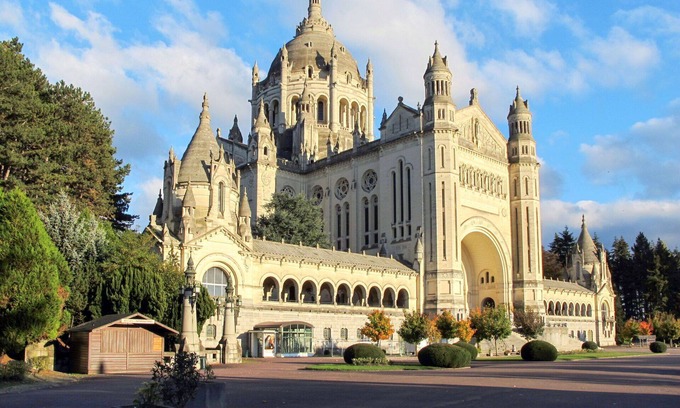 Victot - Pontfol House | Cosy apartment in villa for 6 guests with pool, WIFI, TV, patio and pets allowed