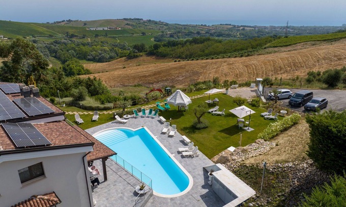 Citta Sant'Angelo Villa | Cosy apartment in villa with WIFI, A/C, hot tub, pool, TV, patio, pets allowed, panoramic view