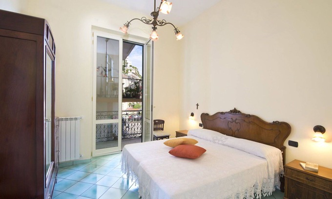 Vietri sul Mare Apartment | Cosy apartment for 6 guests with TV and terrace