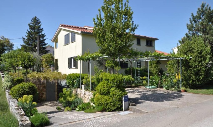 Vinez Apartment | Cosy Apt In A Quiet Neighbourhood