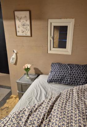 Peterborough Apartment | Cosy Budget Tiny Home Behind Local Pub