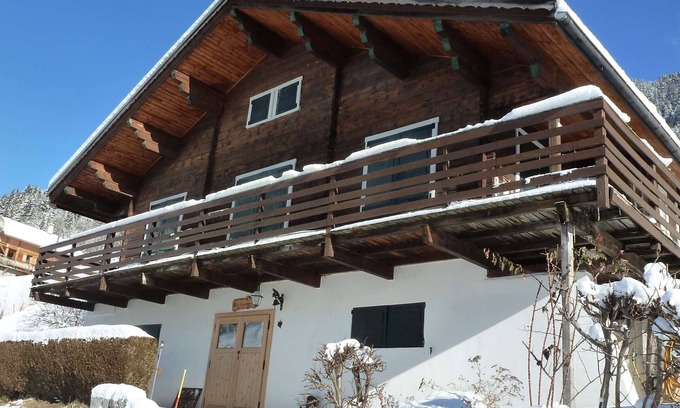 Beaufort Ski Chalet | Cosy chalet for 11 with wifi, dishwasher & washing machine