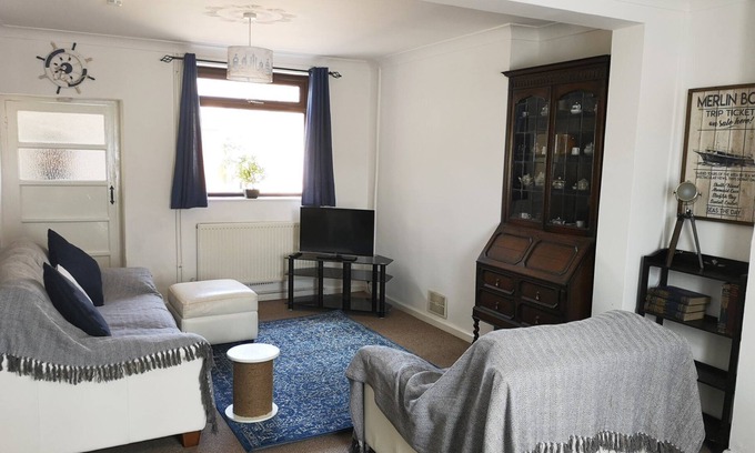 Llanelli House | Cosy & Comfortable Entire Holiday Home, Llanelli. Fully equipped & Dog friendly