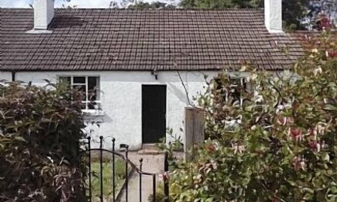 Crieff Cottage | Cosy cottage in glorious countryside -sleeps 4+1 child.