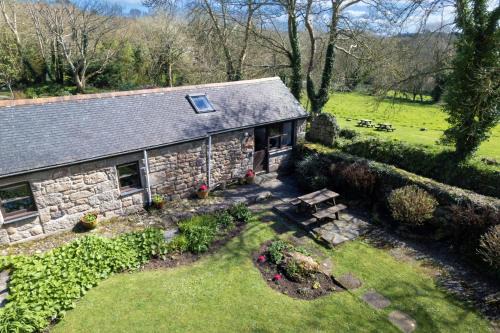 Castallack Apartment | Cosy cottage in the beautiful Lamorna Valley - walk to the pub & sea
