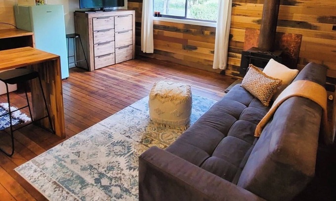Swan Bay Cottage | Cosy cottage on the Tamar - 15 minutes to Launceston/Vineyards