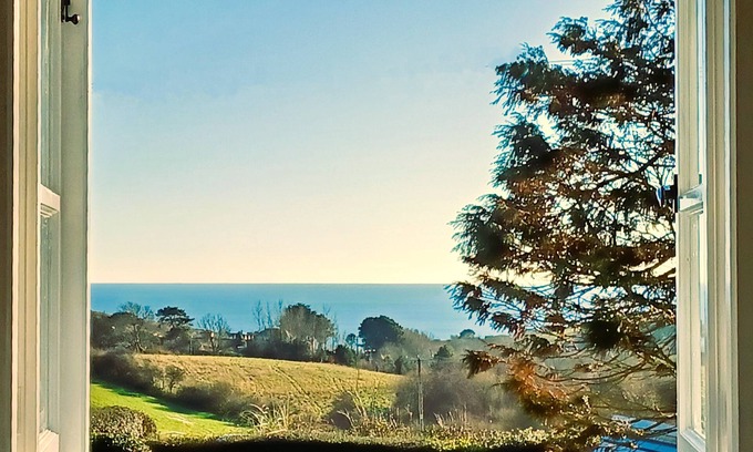 Bridport House | Cosy cottage, stunning sea views, log burner, modern kitchen, 15 mins to beach
