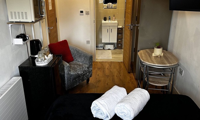 Brixton Hill Apartment | Cosy En-suite in Clapham Commom, zone 2, close to the station