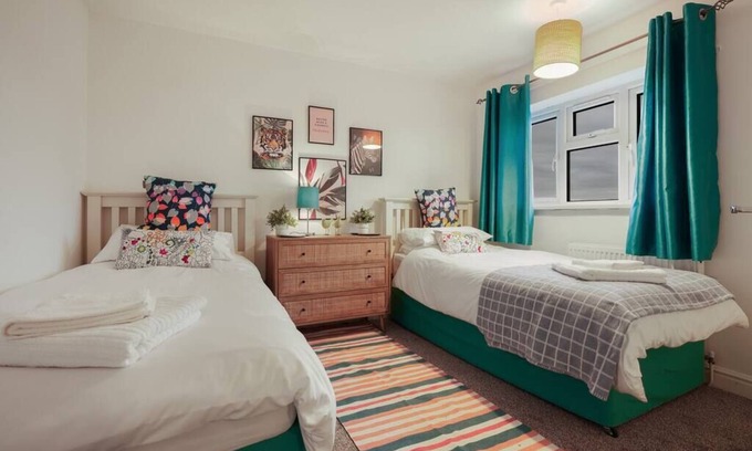 Scunthorpe House | ✨ Cosy Full Home | Serviced Apt 🏡 Free Parking 🚗 Walk to Amenities 🛍️