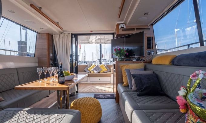 New Forest District Apartment | Cosy heated yacht | Lymington marina views