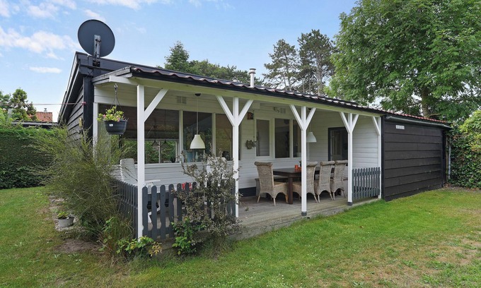 Ouddorp House | Cosy holiday home in Het Oude Nieuwland park for five guests with covered terrace.