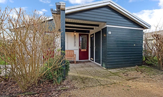 Petten House | Cosy Holiday Home Petten aan Zee with Pool, Garden, Terrace & Wi-Fi