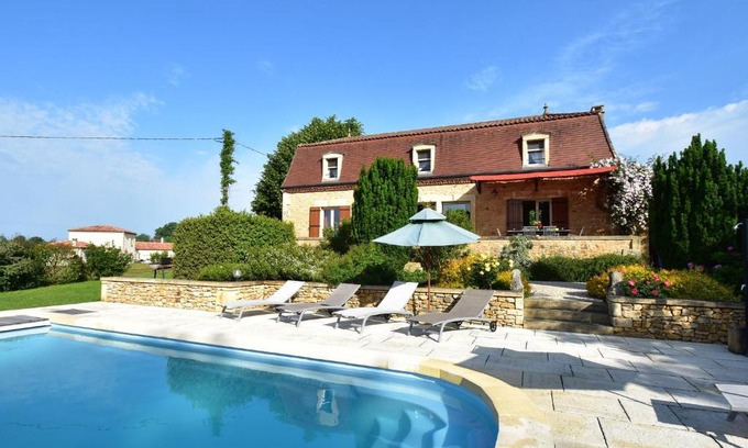 Coux-et-Bigaroque-Mouzens House | Cosy holiday home with swimming pool