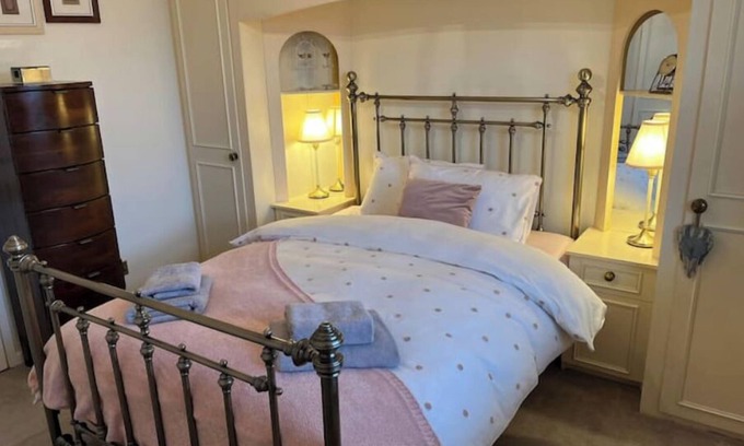 Wolverhampton Apartment | Cosy home in quiet cul-de-sac. Private fenced garden and free parking.