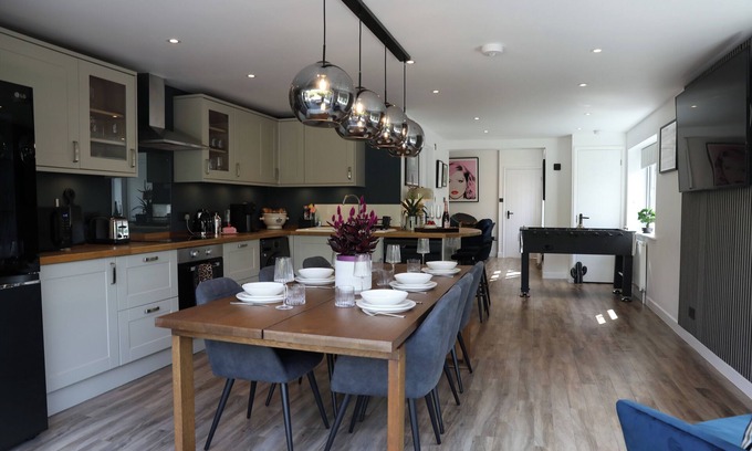 Earley House | Cosy Home; New Refurbished Home with Double Parking for Family's and Contractors