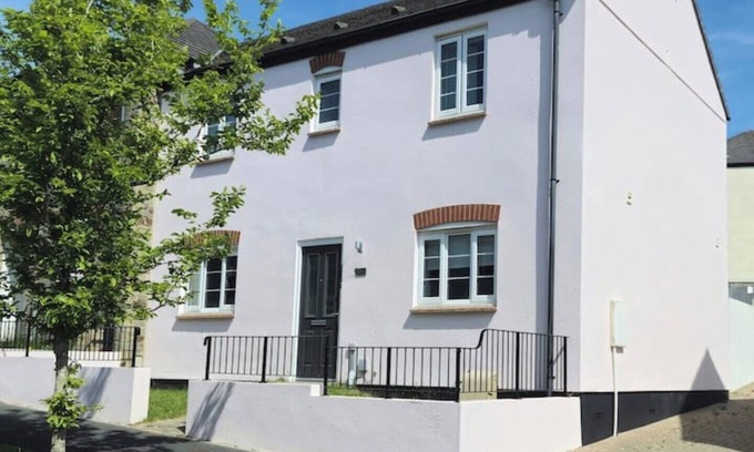 Truro House | Cosy house on a quiet estate in Truro