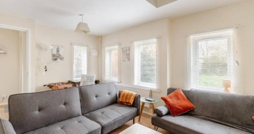 Milton Keynes Apartment | Cosy House- Sleeps 7 Centrally Located Free Parking, Fast WIFI Smart Tv with Sky and Netflix Business Travellers Relocators Leisure Welcome