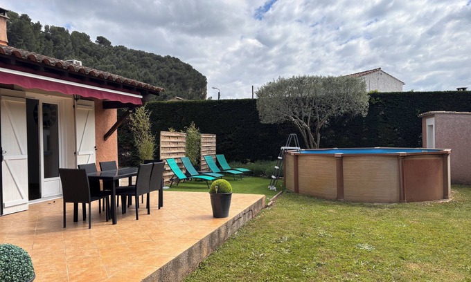 Piolenc House | Cosy house with garden and swimming pool.