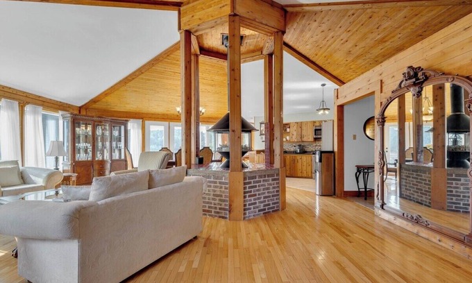 Clifton Royal House | Cosy Lake Paradise 4-Bed Retreat, Pet Friendly