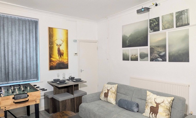 Leicester House | Cosy LongStay: Breakfast, Games, Parking&Projector