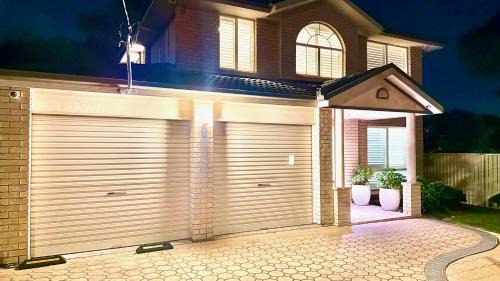 Blakehurst House | Cosy Modern 5BR Home-Major Hubs Parks with EV Charger