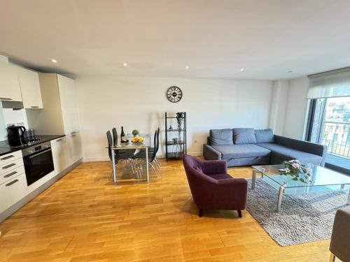 Cathedrals Apartment | Cosy Modern Tower Bridge Apartment