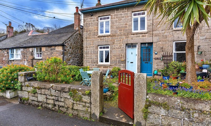 Mousehole Cottage | Cosy Mousehole Cottage with Sea Views