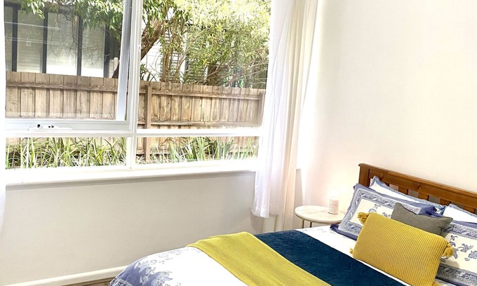 St. Kilda East Apartment | Cosy one bedroom apartment in Windsor in a quiet street. Pet friendly n