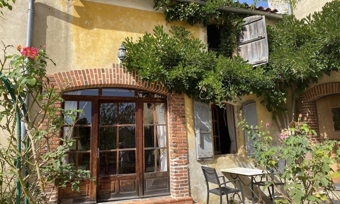 Lascazeres Cottage | Cosy one bedroom Gite, with Pool. MADIRAN