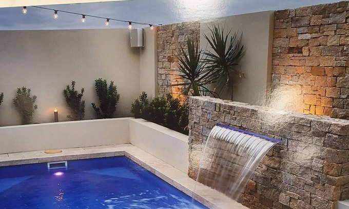 Leopold House | Cosy Retreat, Modern Home, Close to local shopping centre