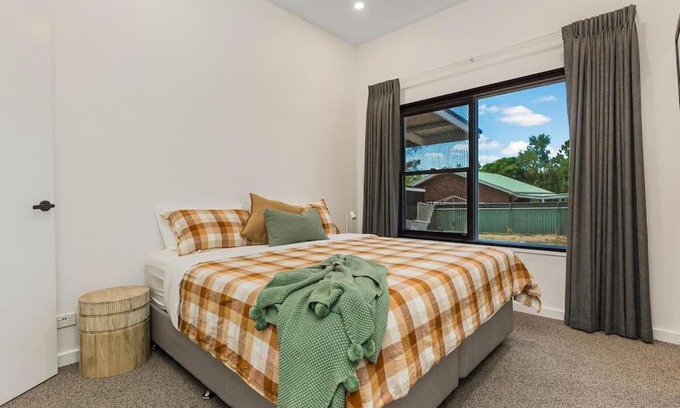 Bendigo House | COSY RETREAT ON FOREST - Offering 3 Comfortable Bedrooms - Sleeps Up to 6 - Please Note - If Booking for 5 or more guests all 3 rooms will be required