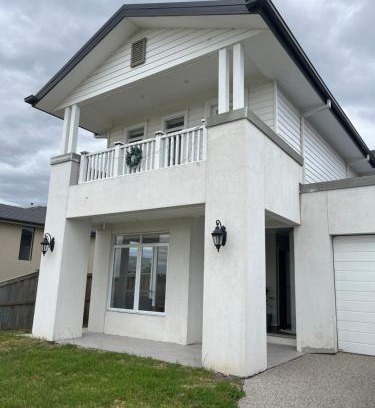Wollert Bed & Breakfast | Cosy room stay- 25 min to Melbourne Airport and next to Hume Freeway