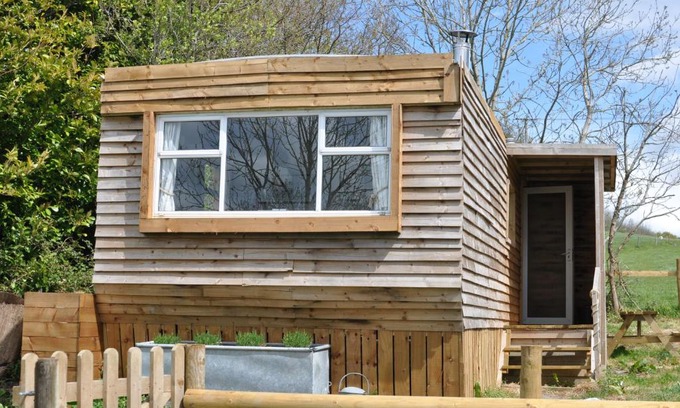 Shaftesbury House | Cosy Rural Lodge at Goldhill Glamping - Sleeps 4