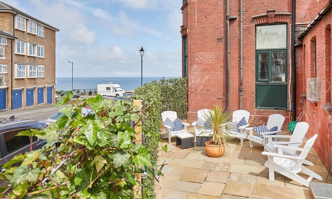 Saltburn-by-the-Sea Cottage | Cosy seaside cottage ideal for beach, pub & town. Private sun terrace with fire pit. Dogs welcome.
