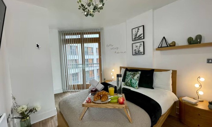 The Westside Apartment | Cosy, spacious flat in City Centre with Netflix