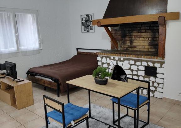 Pont-de-L'Arche Apartment | Cosy Studio