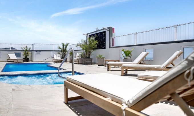 Cairns Central Business District Apartment | Cosy Studio in Central Cairns | Rooftop Pool, Balcony & Walk to Everything!