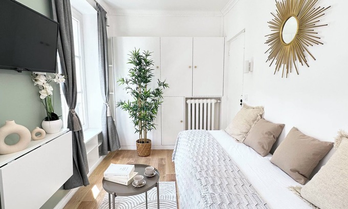 Quartier de la Porte-Saint-Denis Apartment | Cosy Studio near Opera