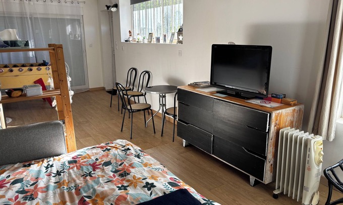 Gouvieux Apartment | Cosy studio with table soccer - charm and comfort