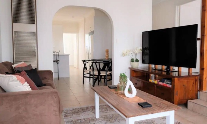 Hoppers Crossing House | Cosy, Stylish 3 Bedroom Stay in Hoppers Crossing