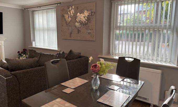 Hull Apartment | Cosy Two- Bedroom Apartment Perfect for family getaways and work stays!