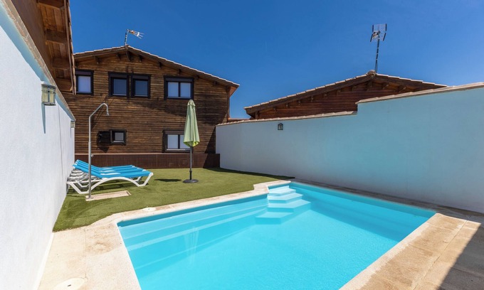 Cobisa House | Cosy Wooden House with Wi-Fi, Air Conditioning, Pool and Garden