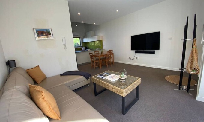 O'Connor Apartment | Cosy Work From Home Townhouse 10 Mins From City