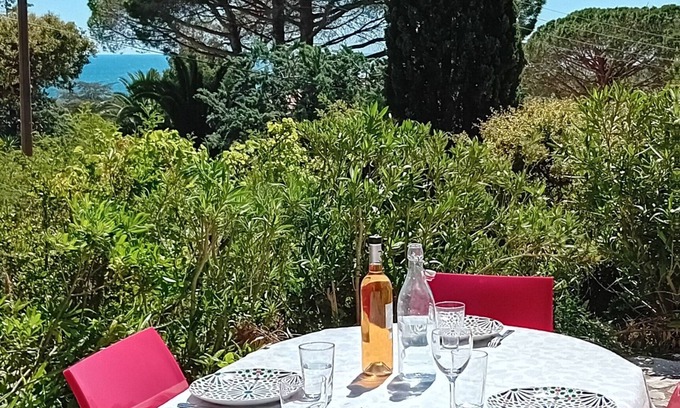 Saint-Aygulf House | Côte d'Azur family vacation for 4. House close to the sea.