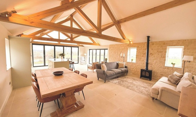 Shipston on Stour House | Cotswold Barn | 360° Views | Peaceful Escape