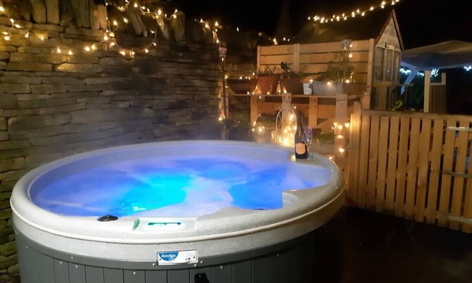 Chipping Campden House | Cotswold Retreat with Private Hot Tub