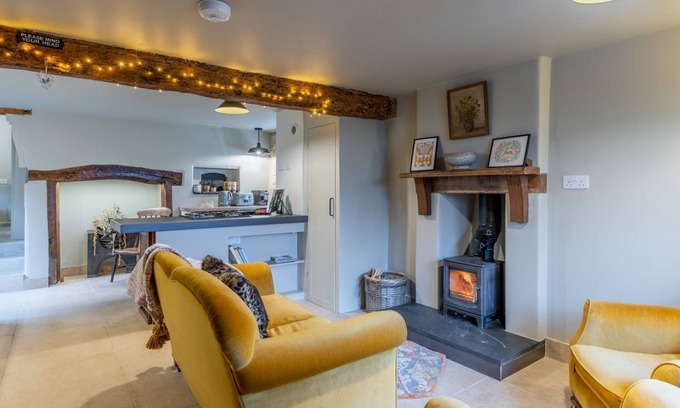 Stroud Cottage | Cotswold Way Cottage, Rodborough - sleeps 4 guests in 2 bedrooms