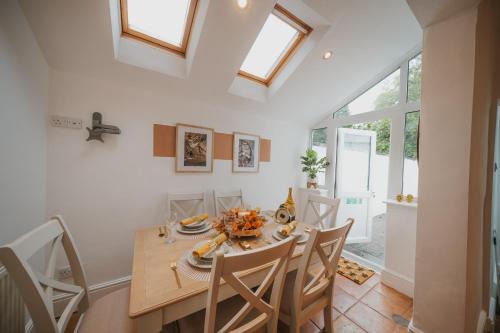 Cirencester House | Cotswolds- Homely 2 bed house with garden, WiFi - Esho Stays